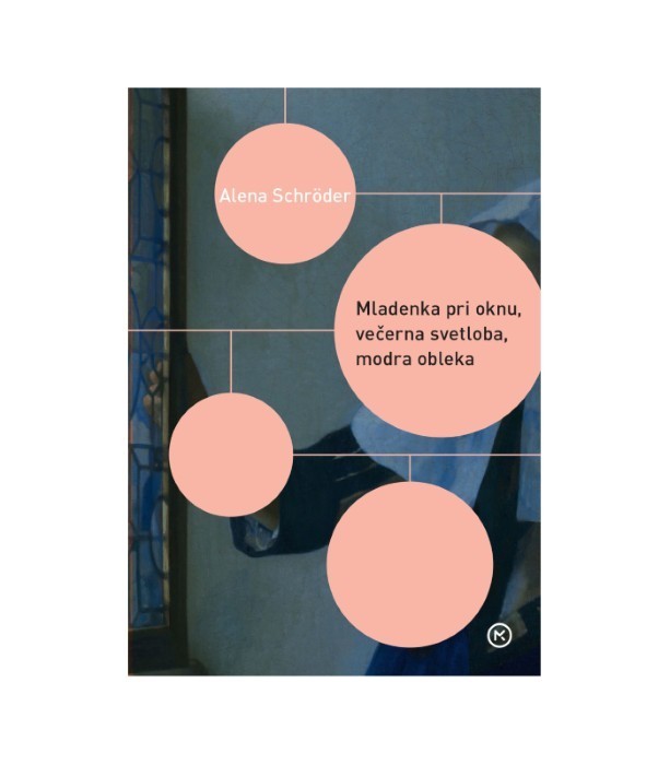 Mladenka pri oknu, večerna svetloba, modra obleka - Alena Schröder